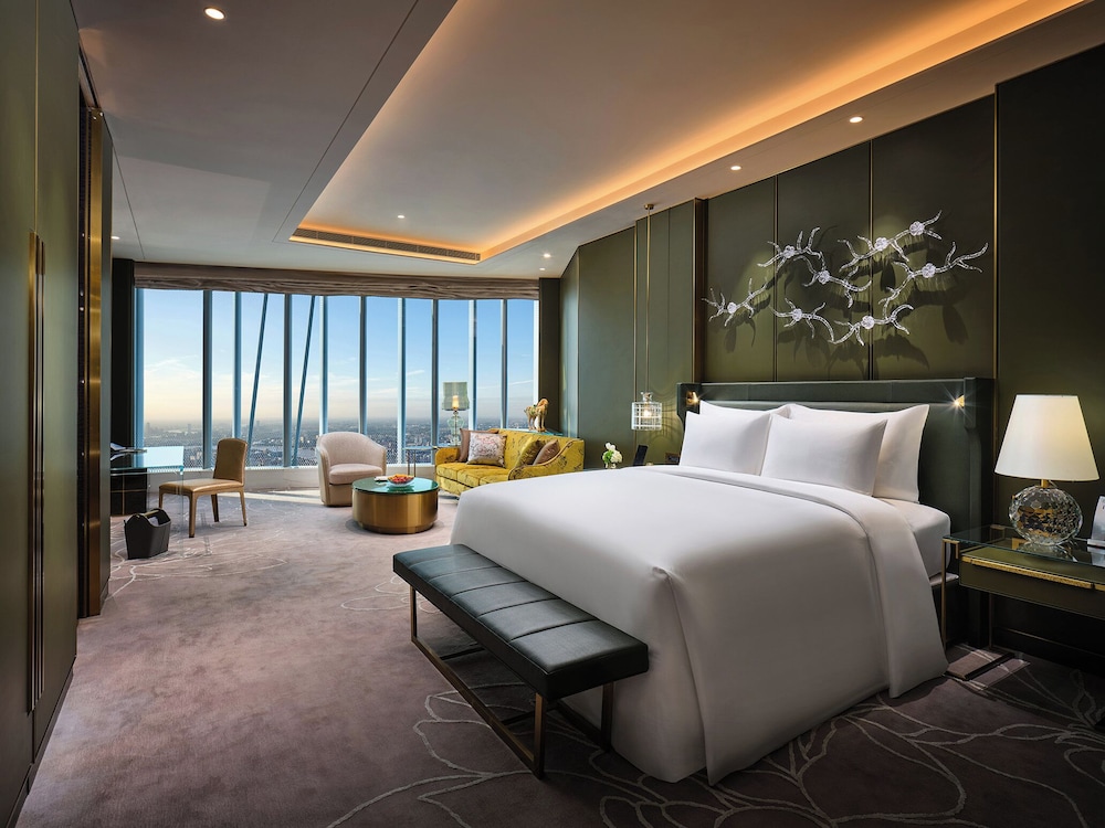SKYLINE ROOM KING