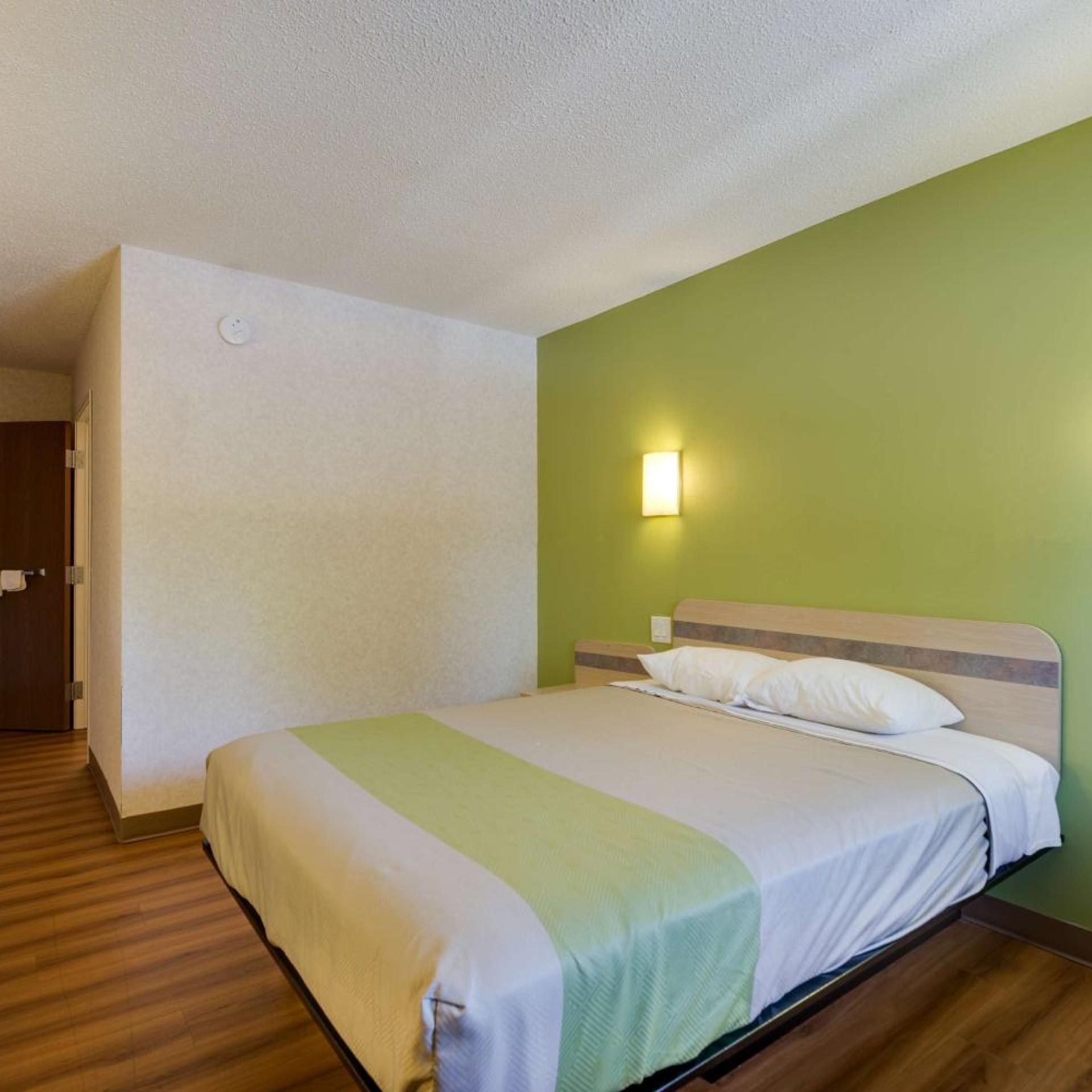 غرفة بسرير كوين، Motel6 Statesville, NC 3/10