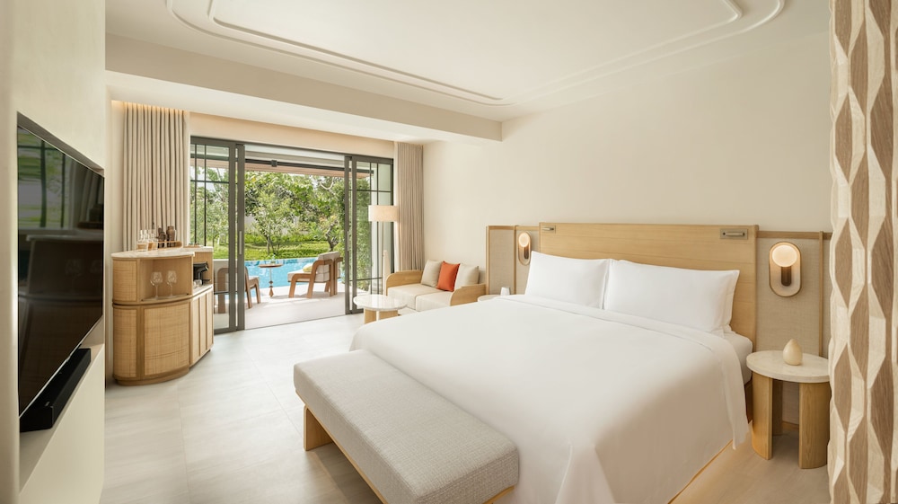 Deluxe, King Bed, Pool Access