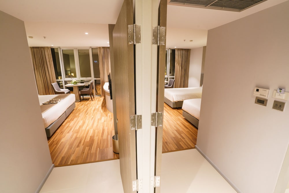 New Season Square Hotel 38/39