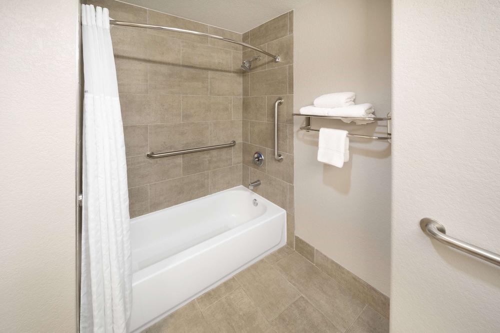 Days Inn & Suites by Wyndham San Antonio near Frost Bank Ctr 39/42