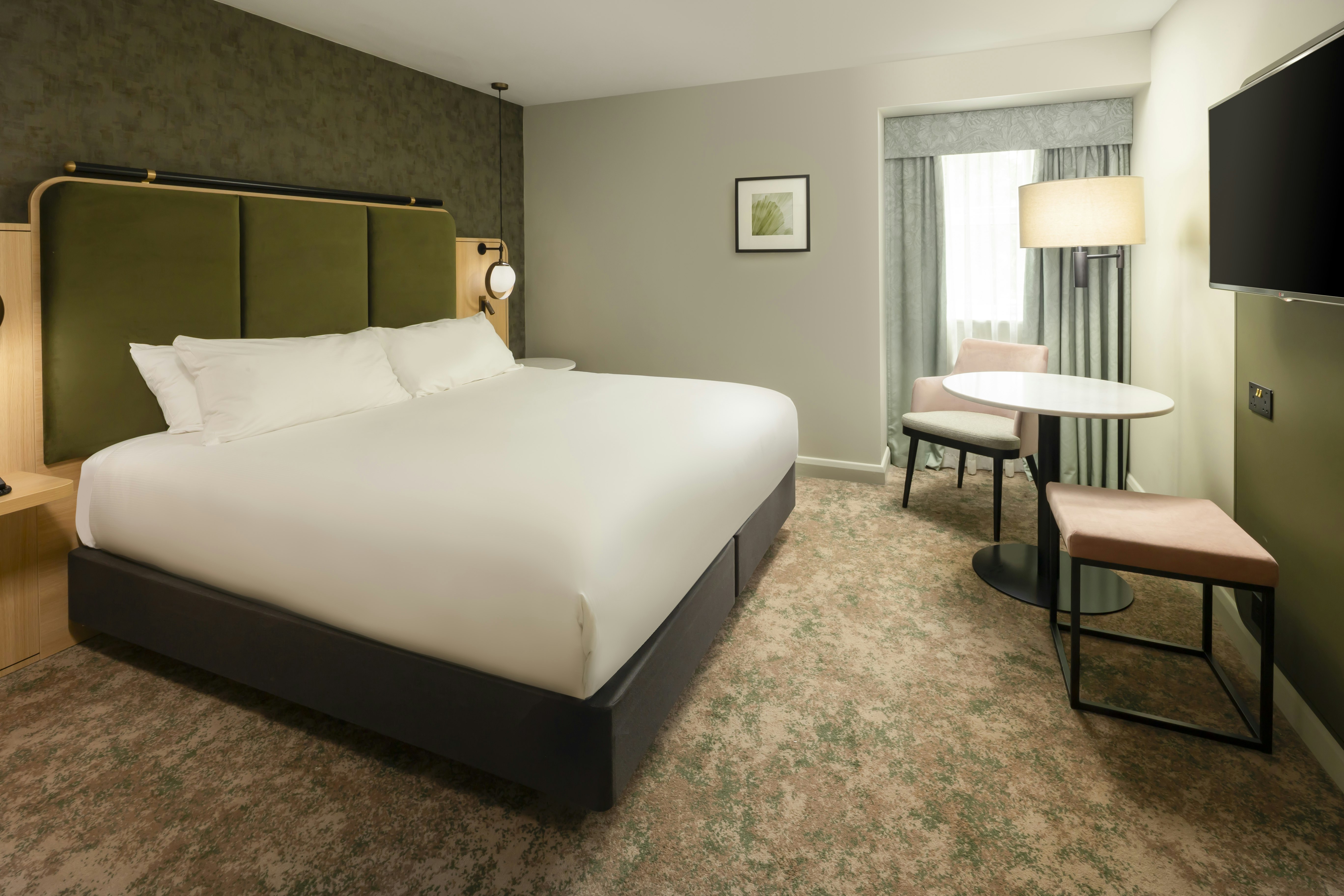 GUEST ROOM, KING BED