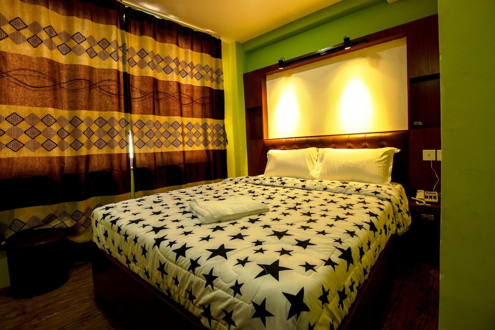 Everest Holiday Inn 23/28