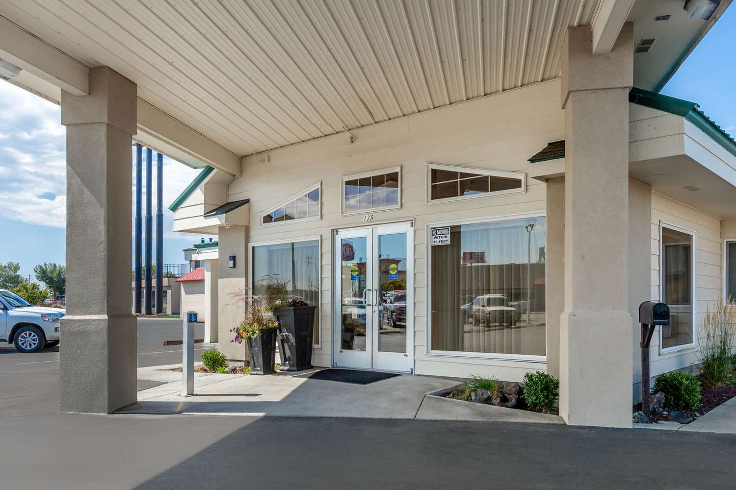 Rodeway Inn and Suites Ontario 43/45