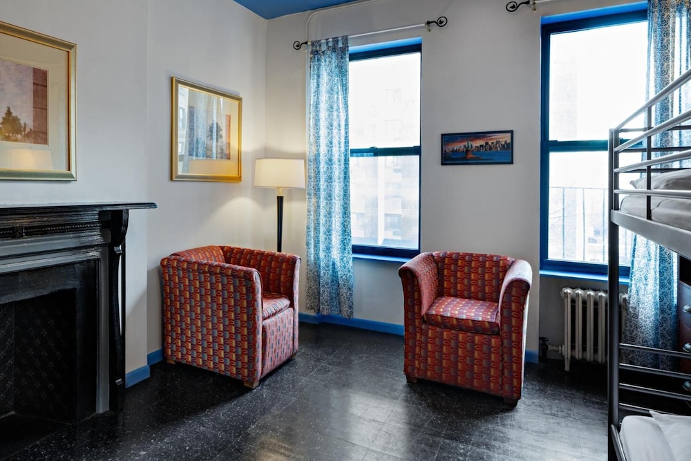 Central Park West Hostel 16/30
