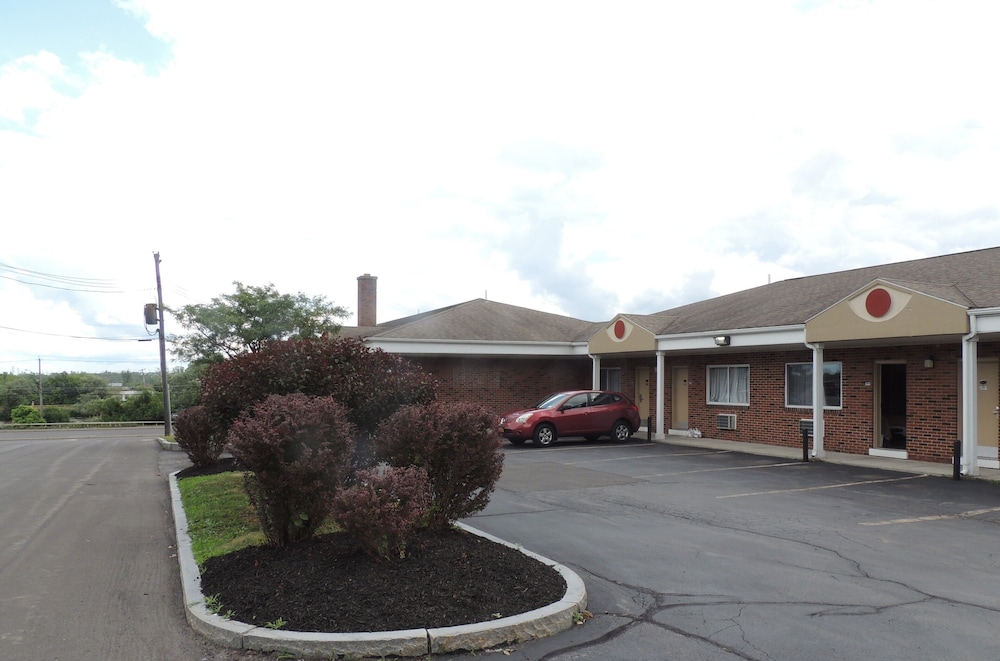 Econo Lodge Dewitt I-90 6/33