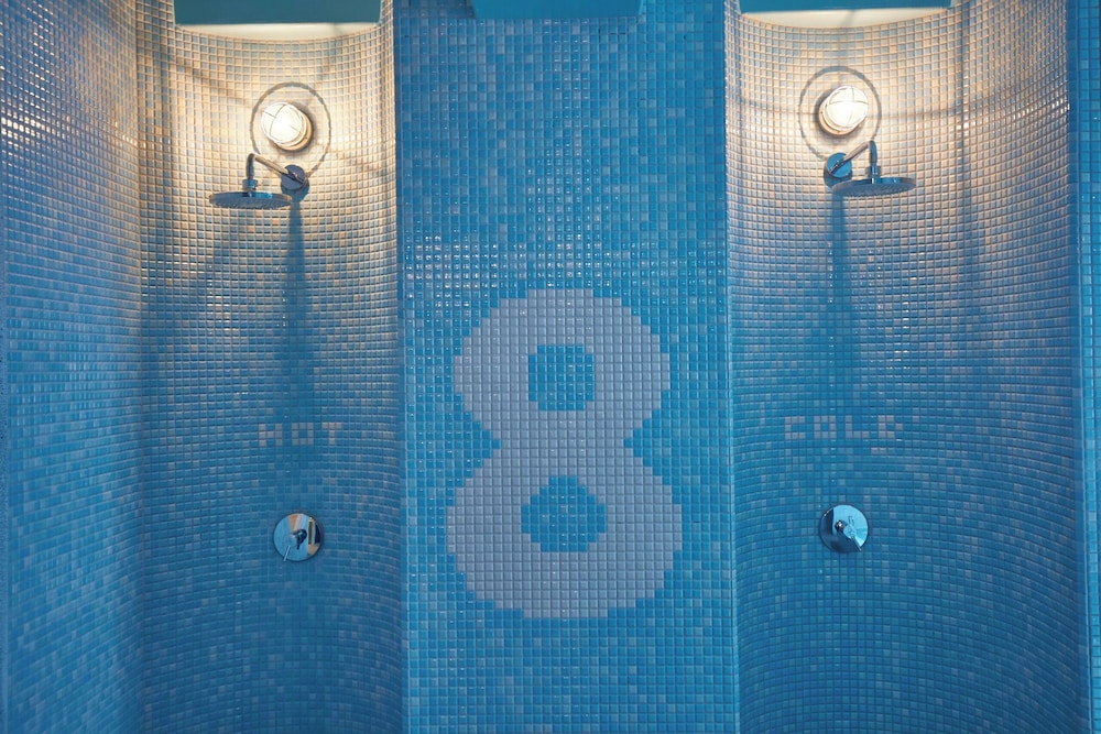 8Hotel 37/63