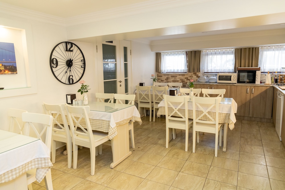 Galley Hotel 35/50