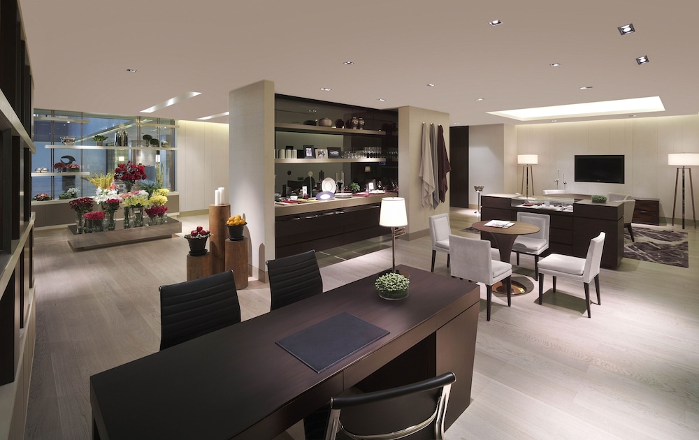 New World Makati Hotel 43/47