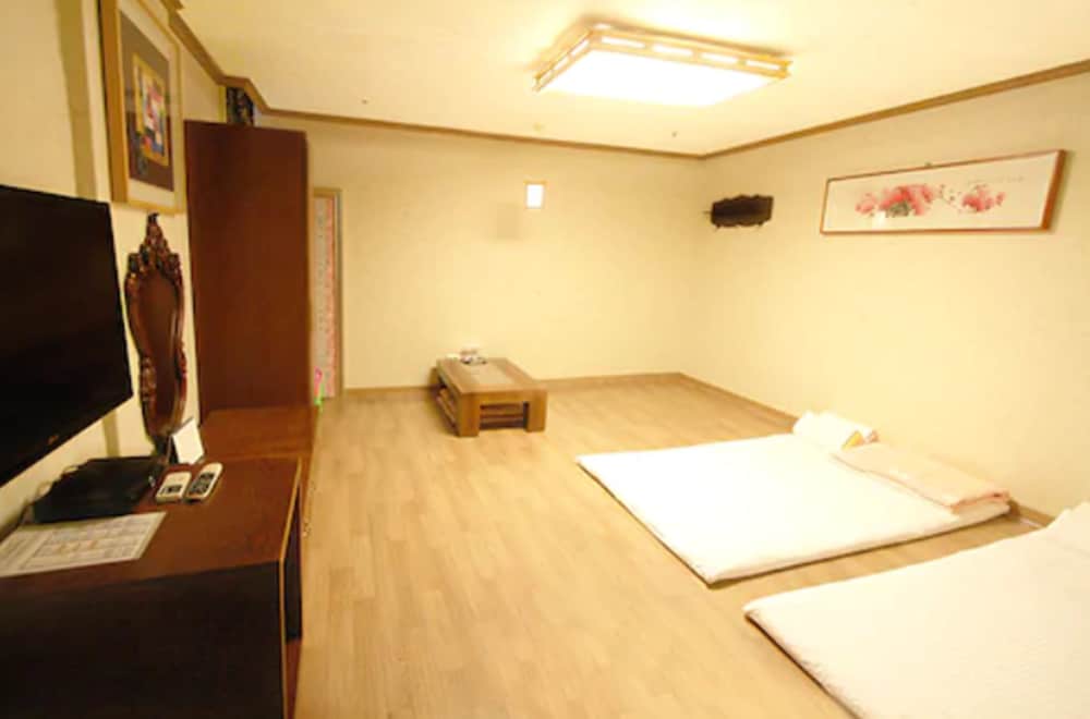 Olympic Hotel 13/49