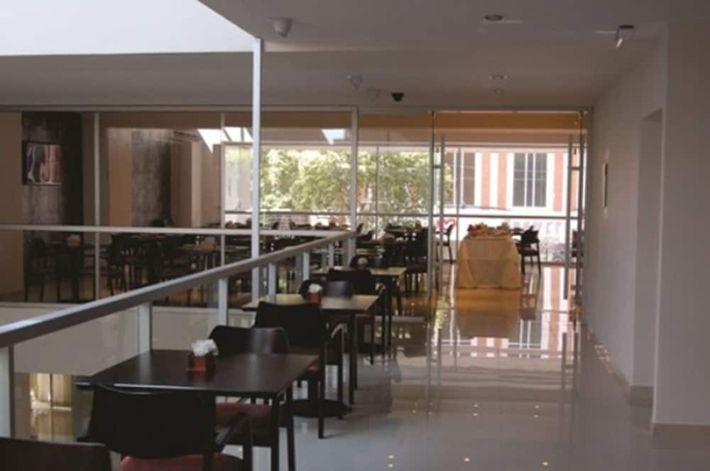 De La Cite Hotel 11/21