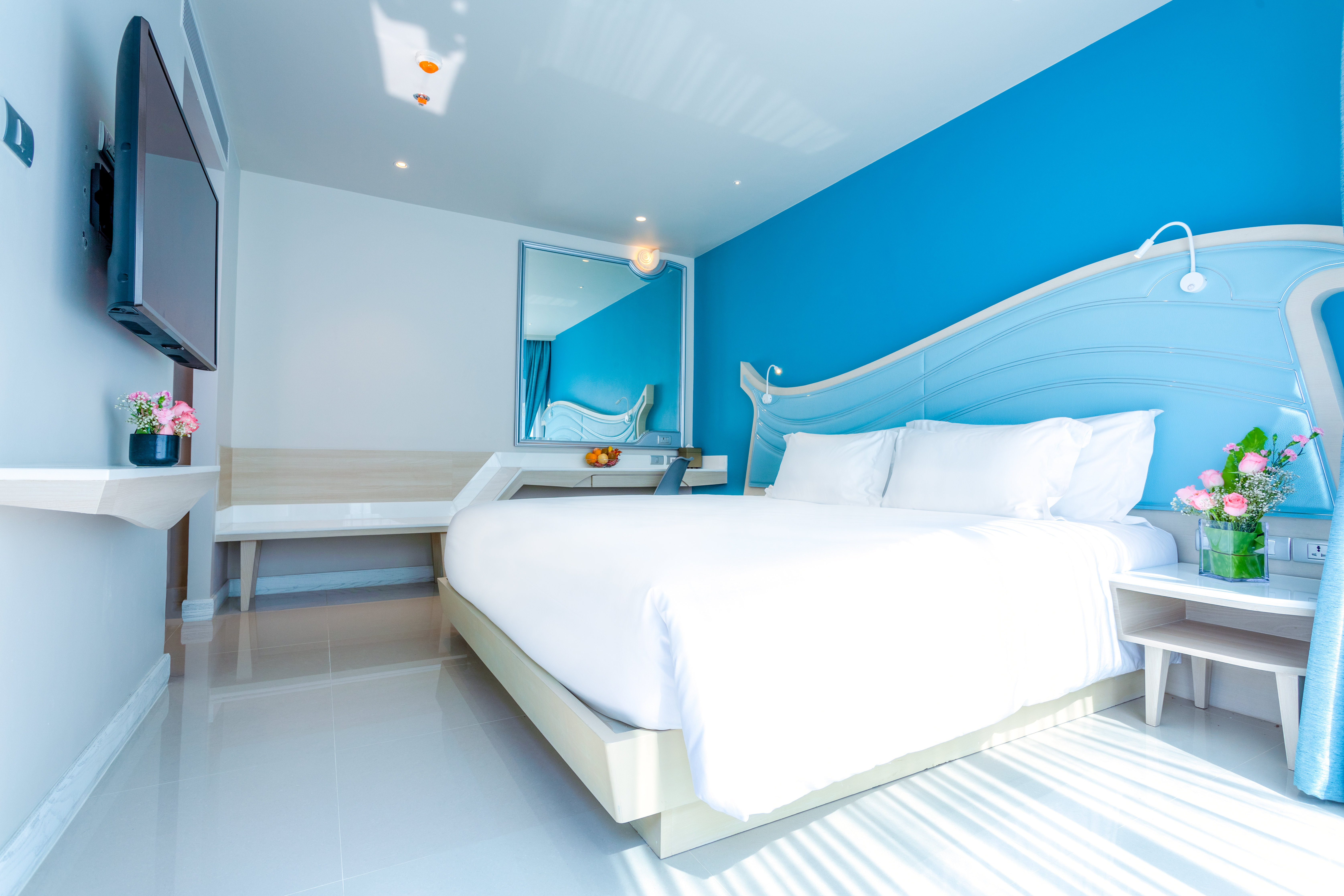 DELUXE, KING BED