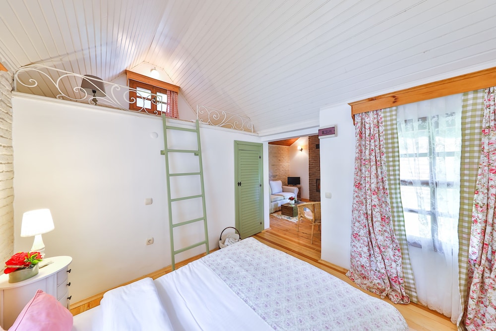 Tranquilla River Lodge - Adults Only 14/50