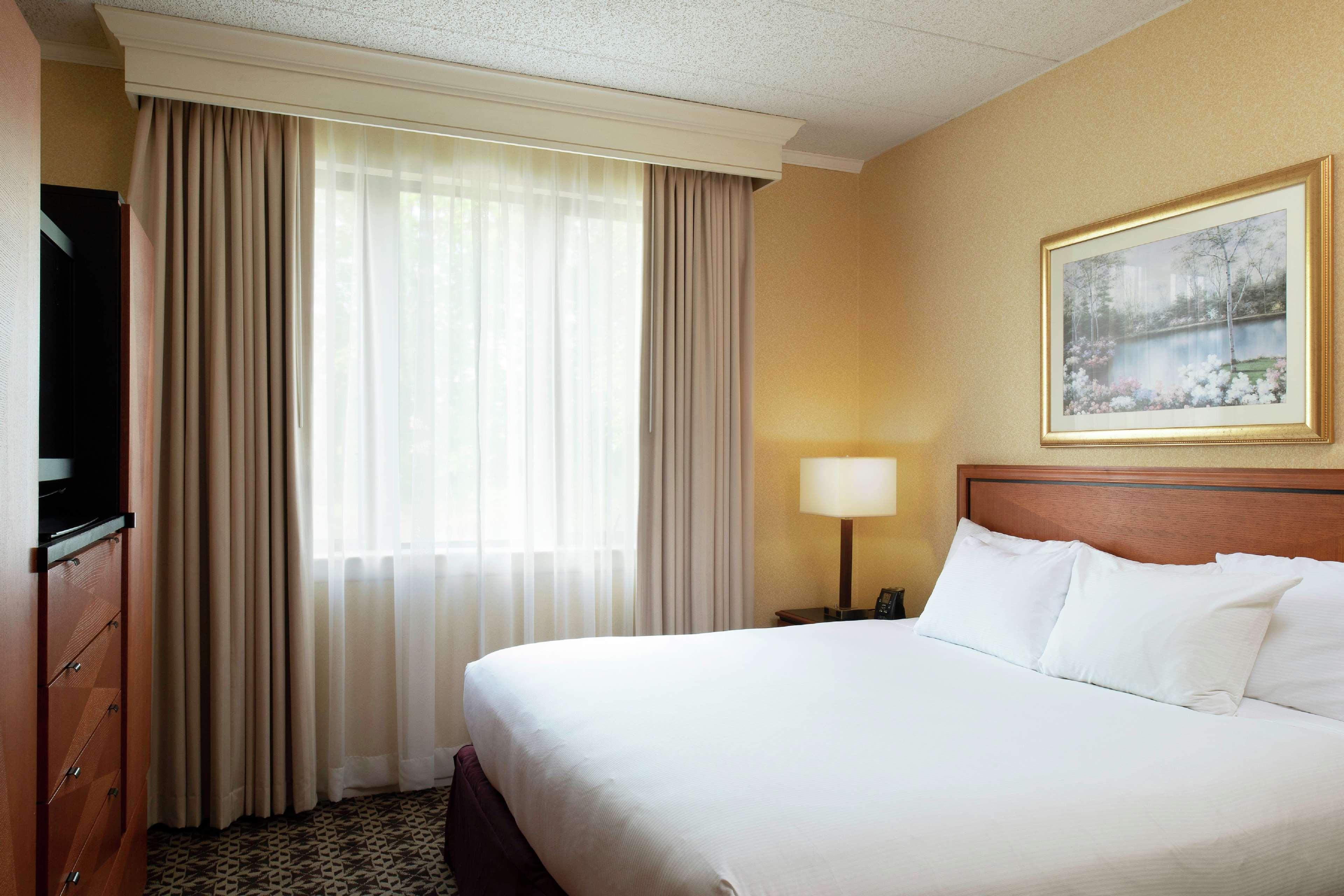 Pool, Suite, King Bed, Courtyard View
