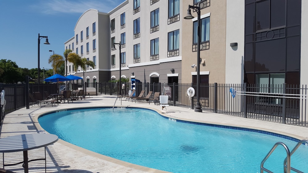 Holiday Inn Express Hotel Suites Tampa Usf Busch Gardens 5/70