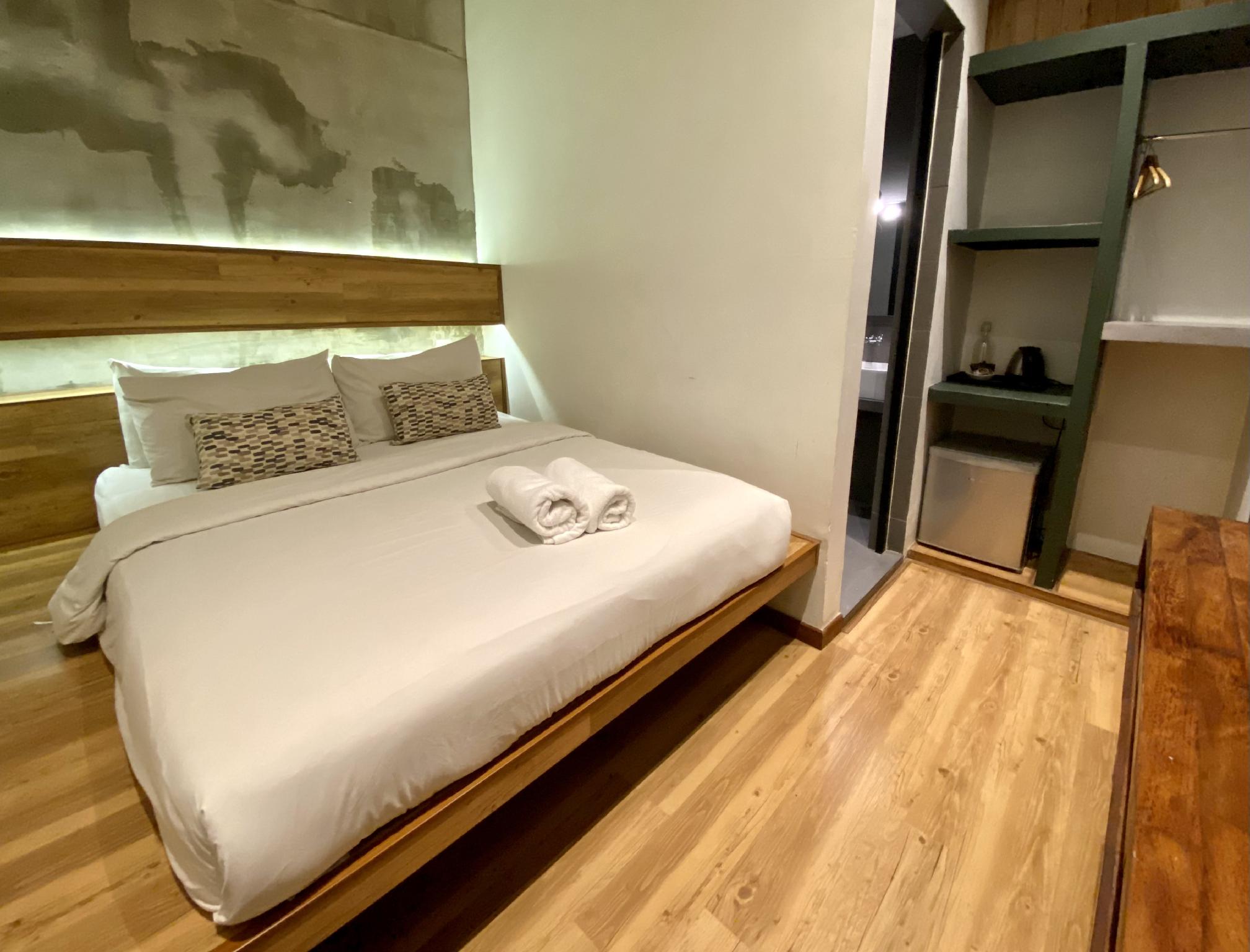 Standard, Queen Bed