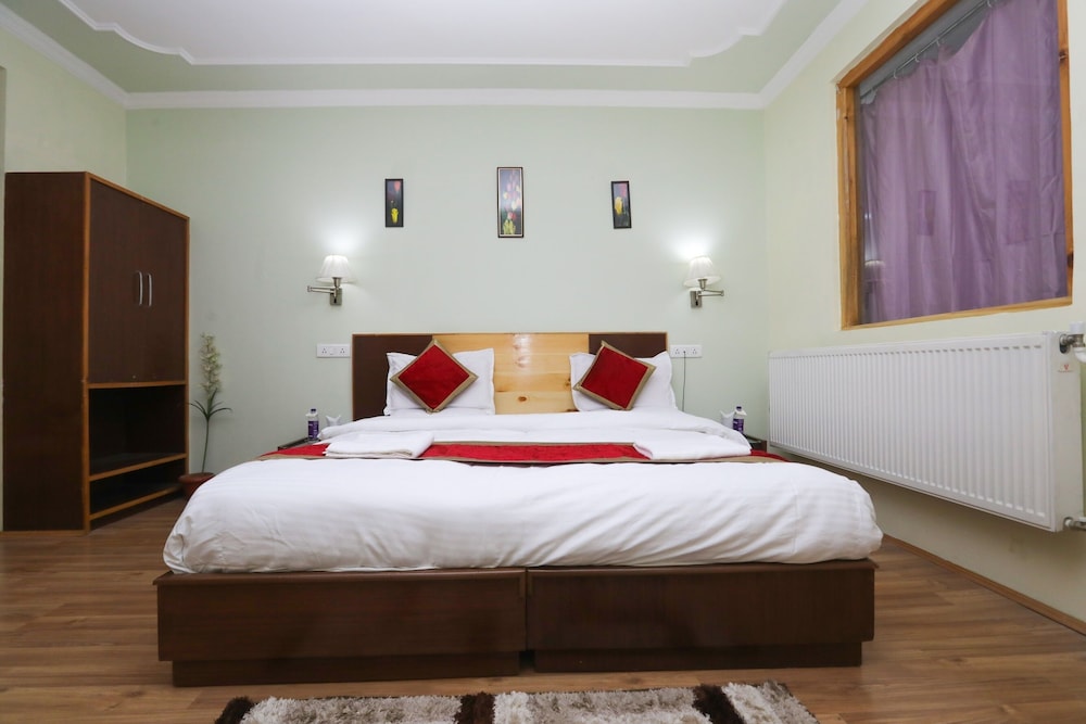 DELUXE, DOUBLE OR TWIN BED