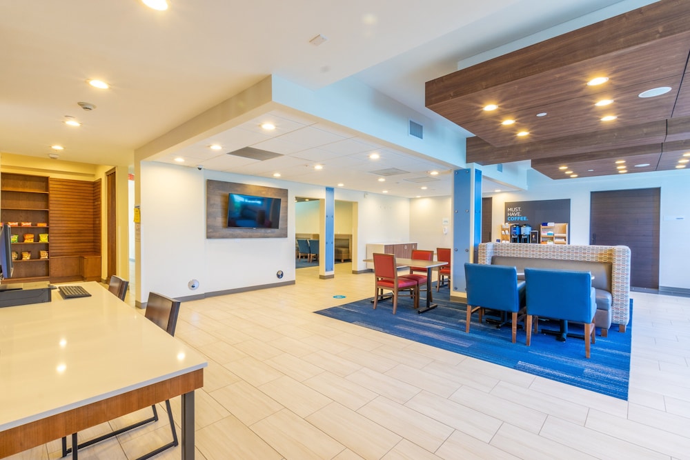 Holiday Inn Express Anaheim West 6/45