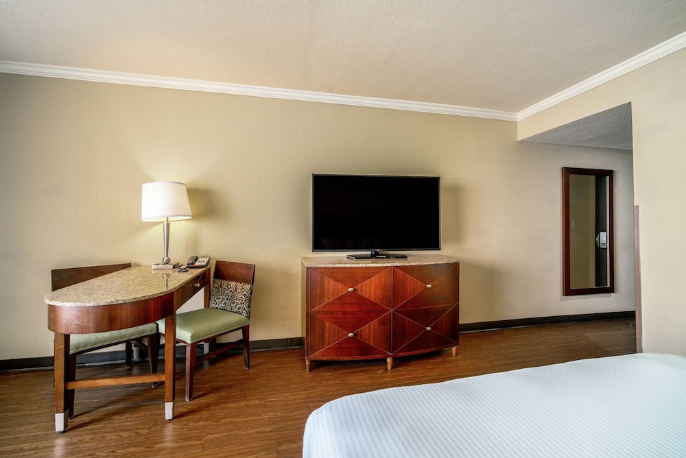 La Quinta Inn & Suites by Wyndham Cocoa Beach Oceanfront 32/54