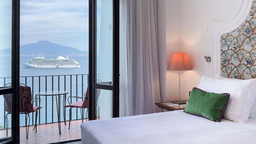 Signature, Suite, King Bed, Sofa, Grand Hotel Europa Palace 5/8