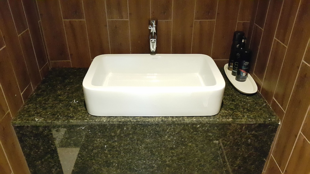 Zenith Hotel 47/63