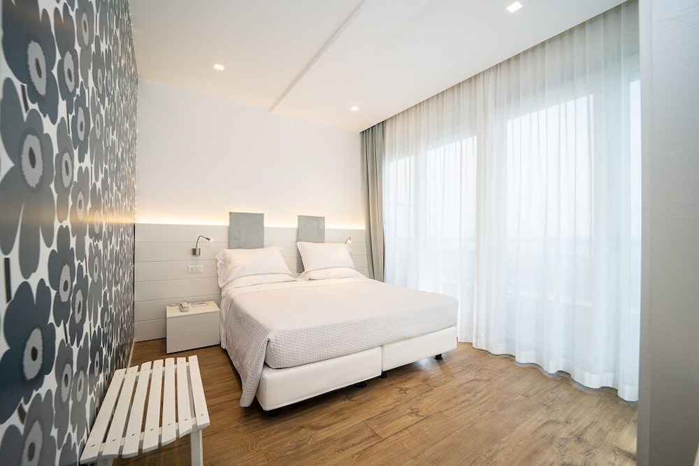DELUXE, DOUBLE BED, SEA FRONT