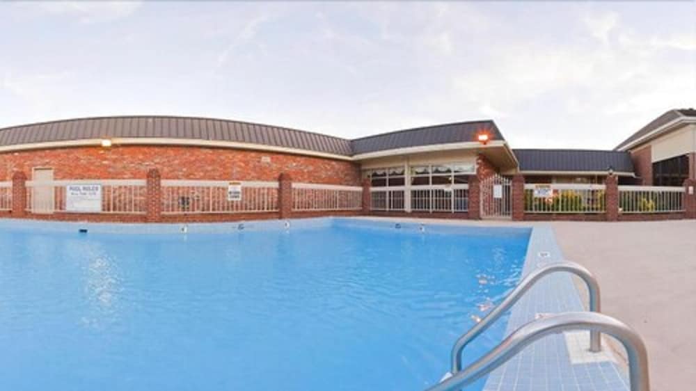 Holiday Inn Express Hotel And Suites Corinth 4/34