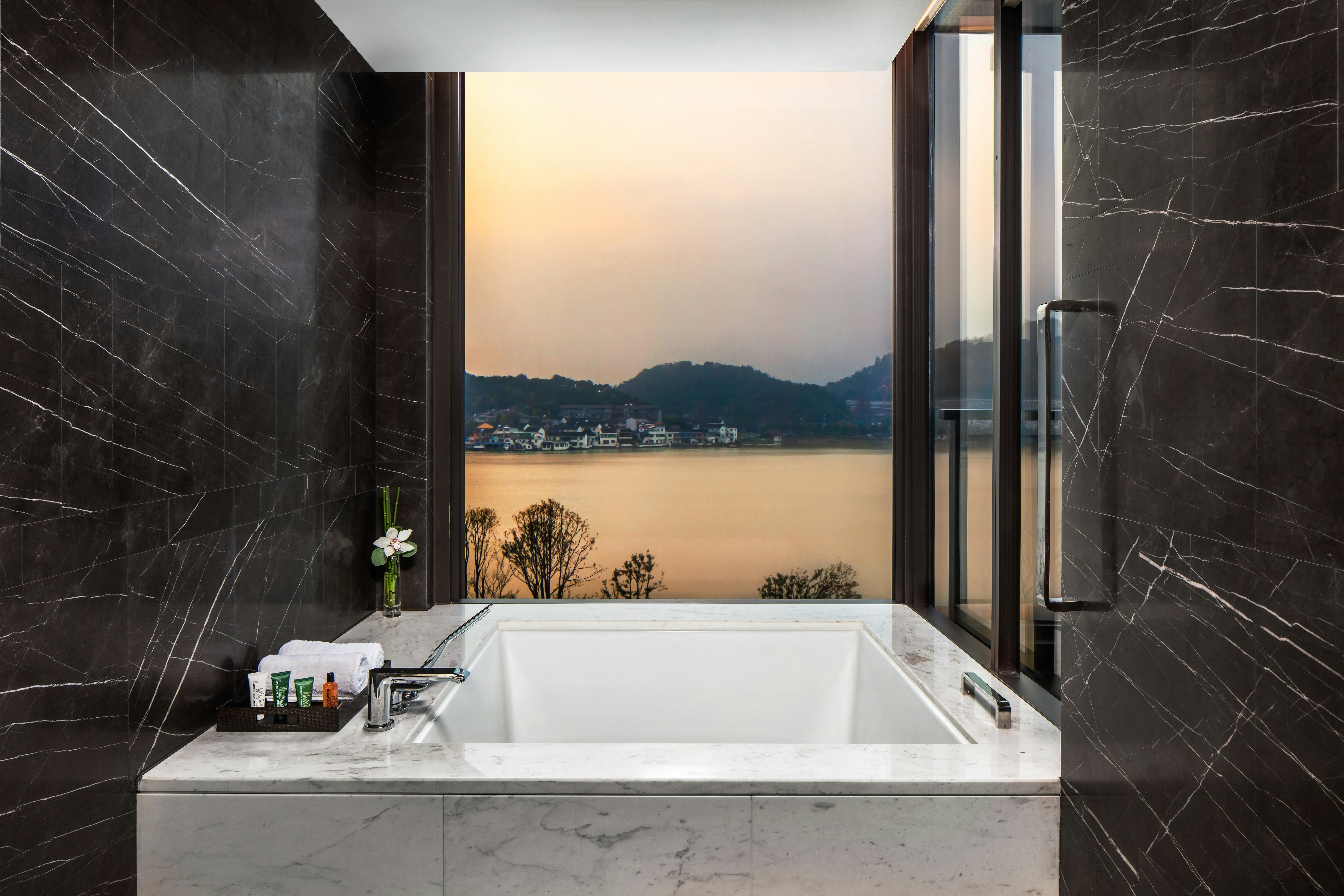 Hilton Ningbo Dongqian Lake Resort 40/41