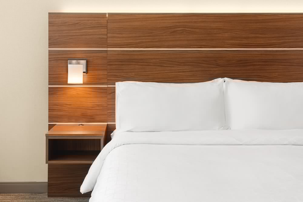 Holiday Inn Express & Suites Suisun City 18/70