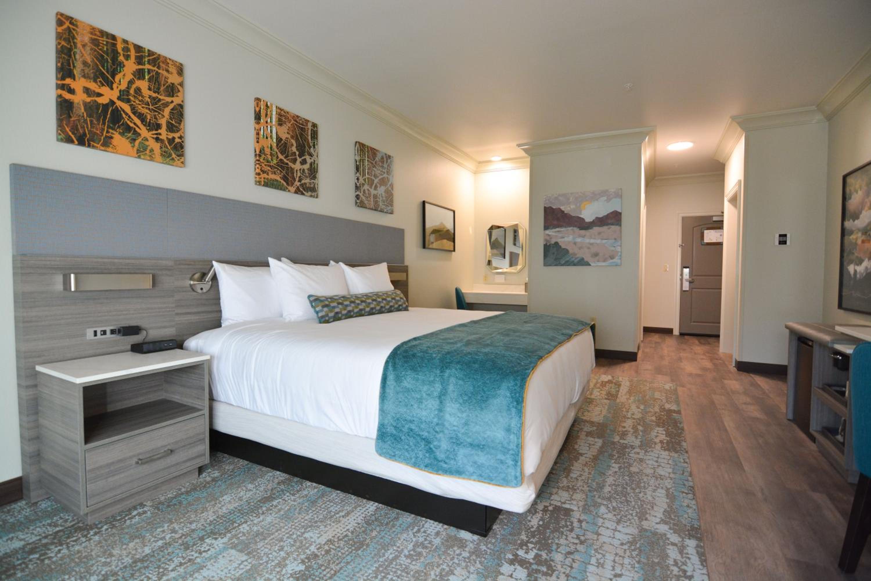 Room, King Bed, Balcony, Blue Lake Casino Hotel 3/10
