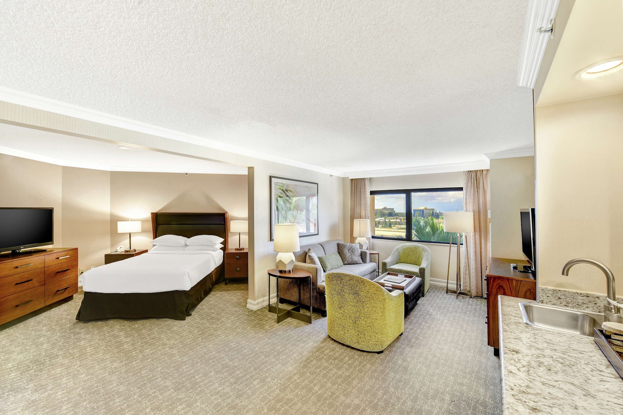 جناح عائلي بسرير كينج وسرير مزدوج مع أريكة لذوي الإعاقة، Embassy Suites by Hilton Anaheim Orange 8/10