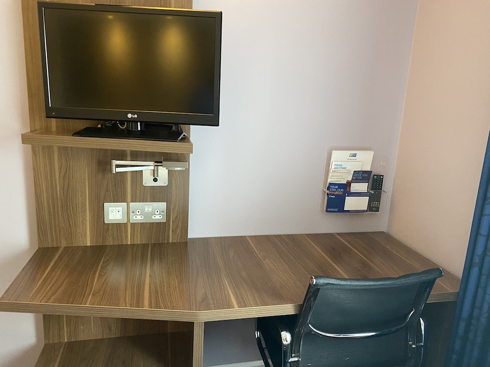 Holiday Inn Express Windsor 67/74