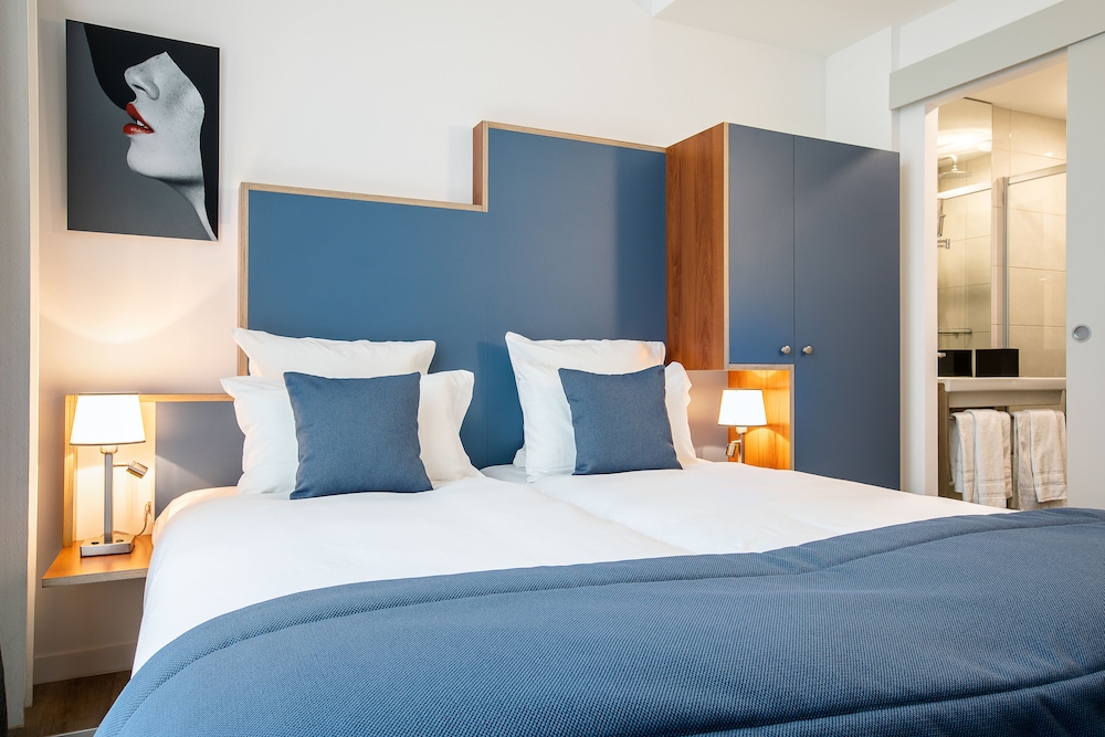 SUPERIOR, DOUBLE OR TWIN BED
