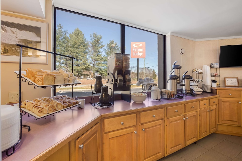 Econo Lodge Hendersonville 19/19