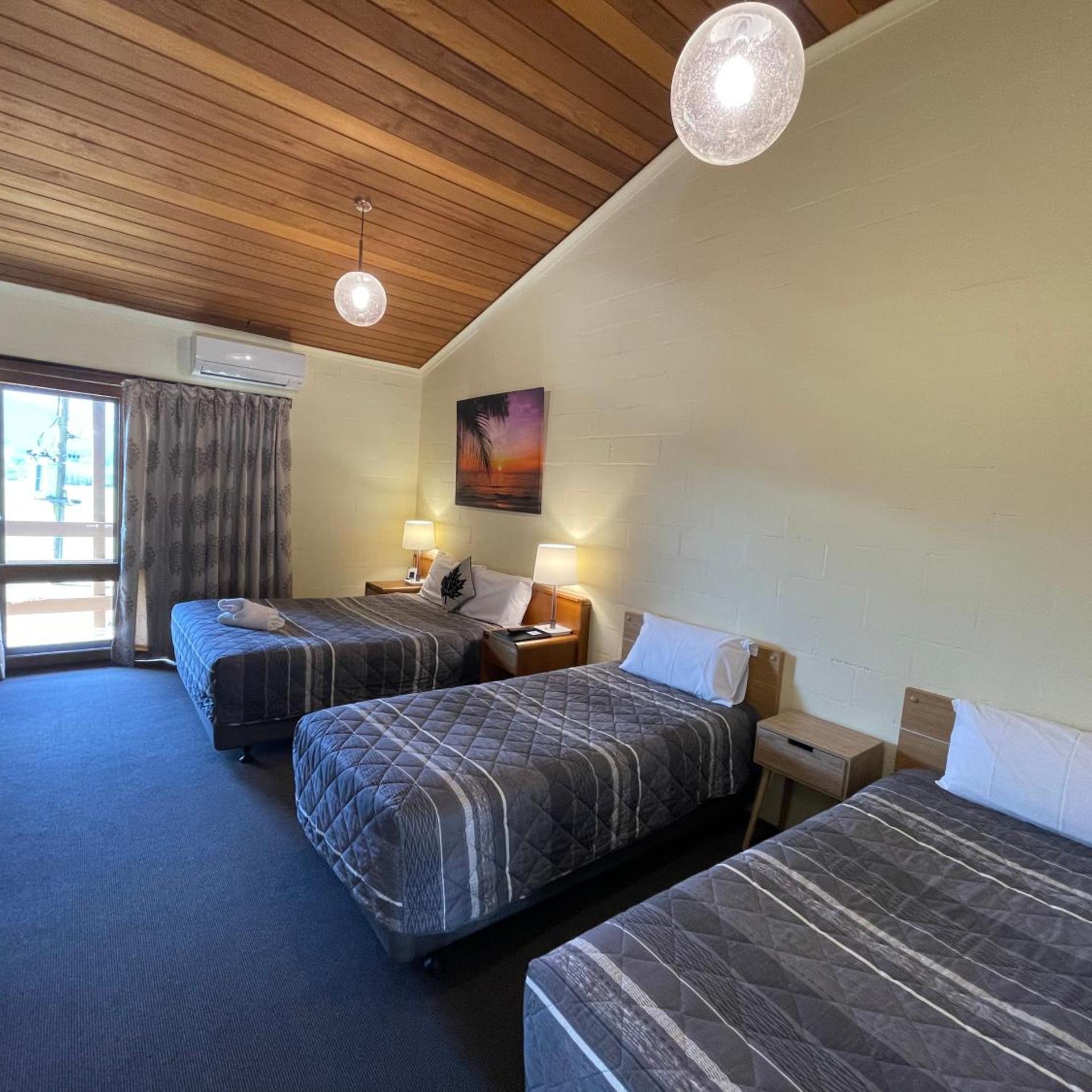 MOUNTAIN CREEK MOTEL 11/50