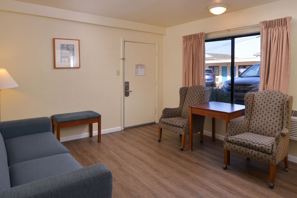 Edgewater Inn And Suites 52/76