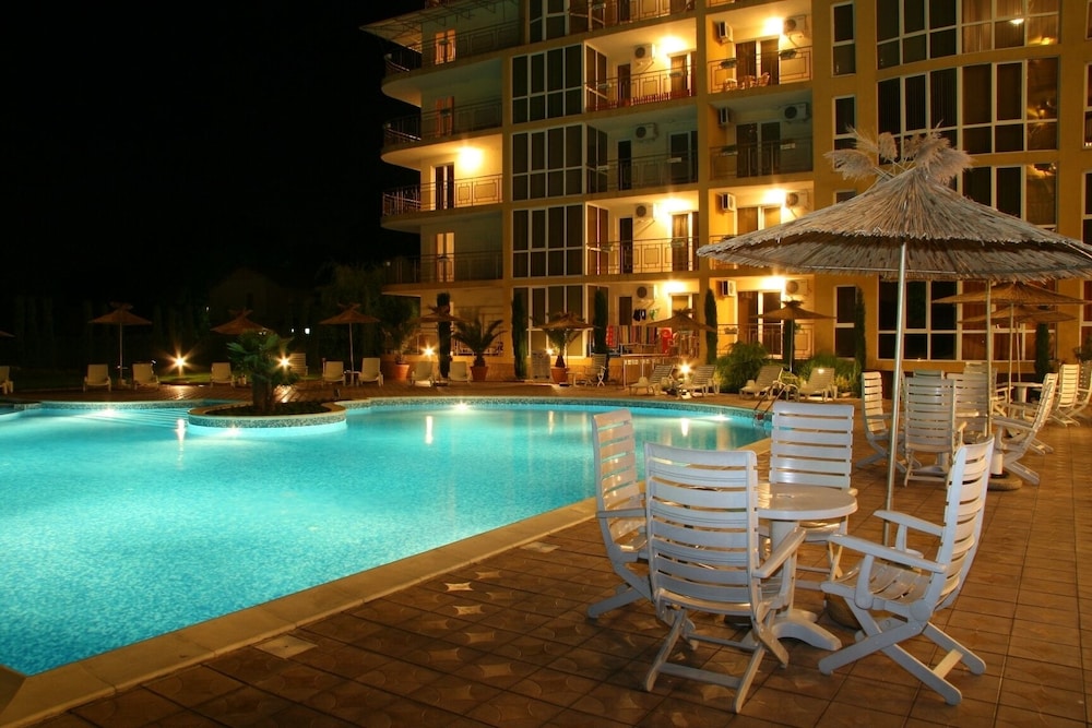 Joya Park Complex 4/66