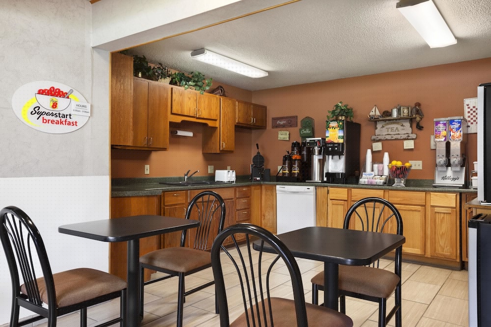 Super 8 By Wyndham Concordia 25/31