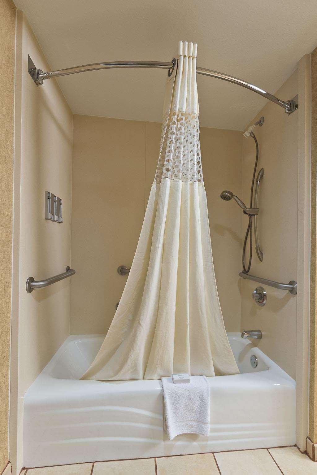 SUITE, KING BED, BALCONY, ACCESSIBLE