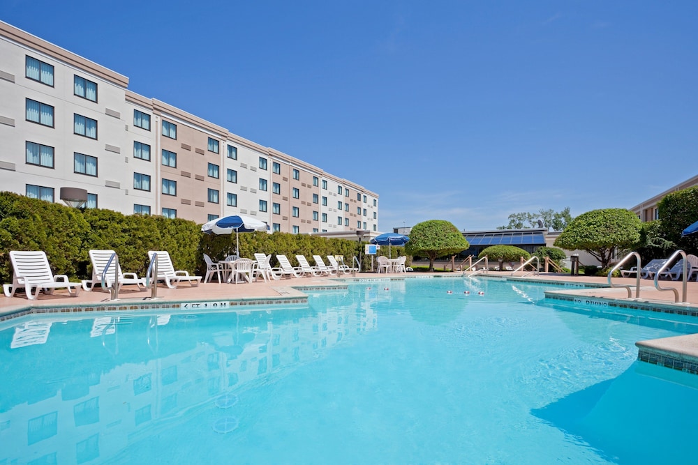 Holiday Inn Hasbrouck Heights Hotel 6/40