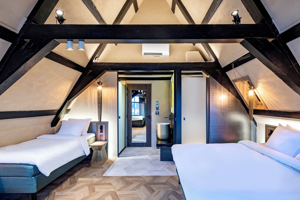 ROOM, QUADRUPLE