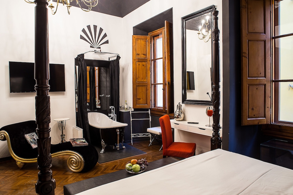 Porcellino Gallery Art Boutique B and B 20/39