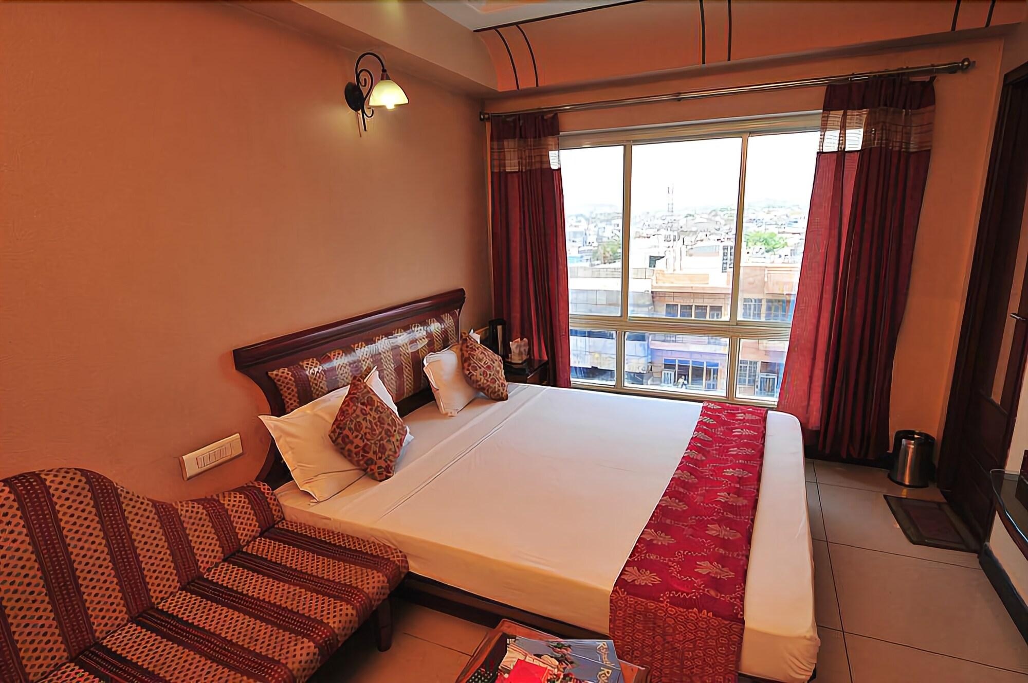 HOTEL RATNAWALI 10/25