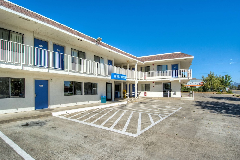 Motel6 Redding, CA - North 24/36