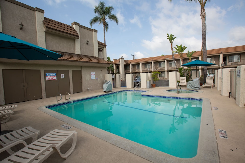 Queens Inn Anaheim 54/57