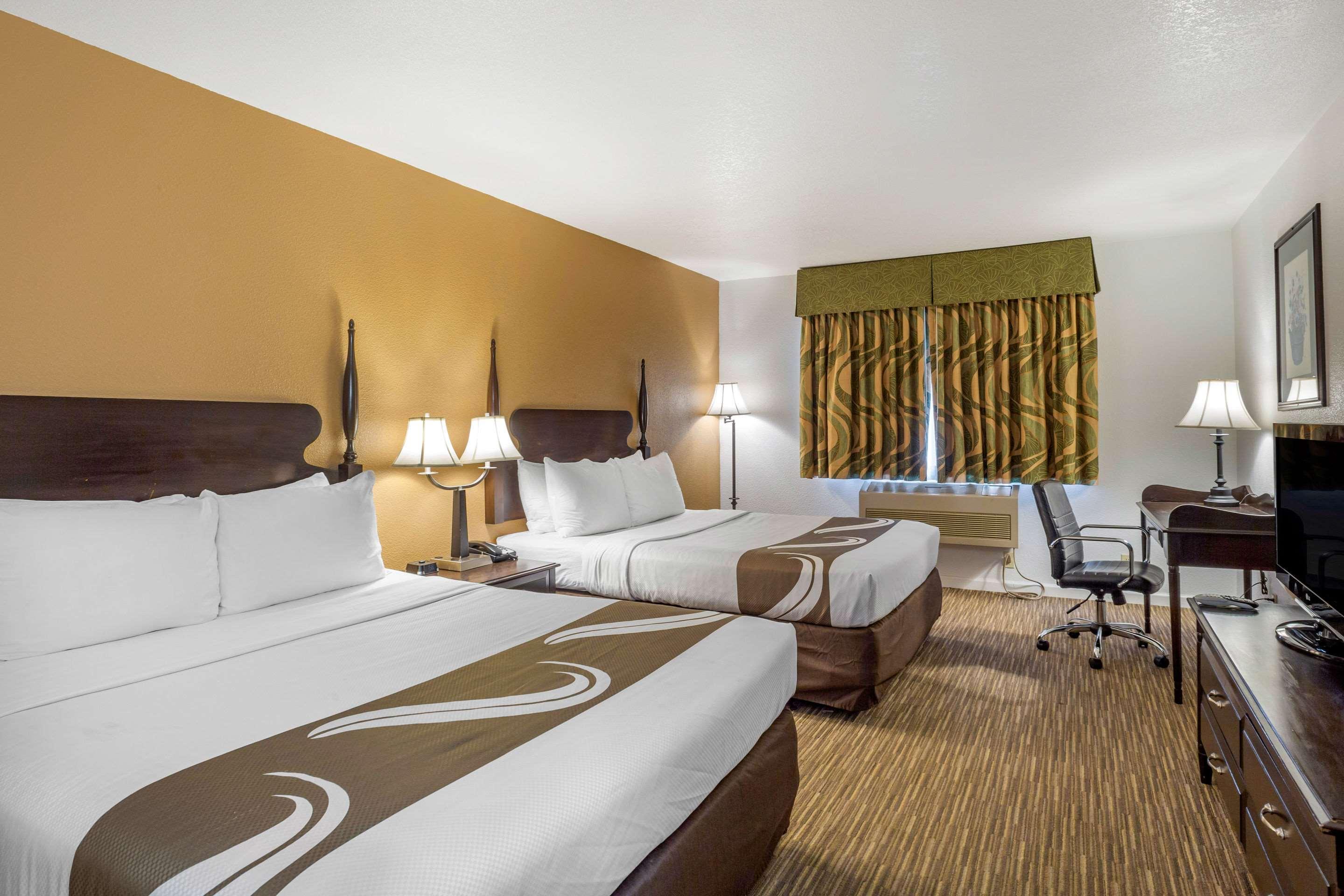 غرفة بسريرين كوين، Quality Inn & Suites Tulare CA 4/7