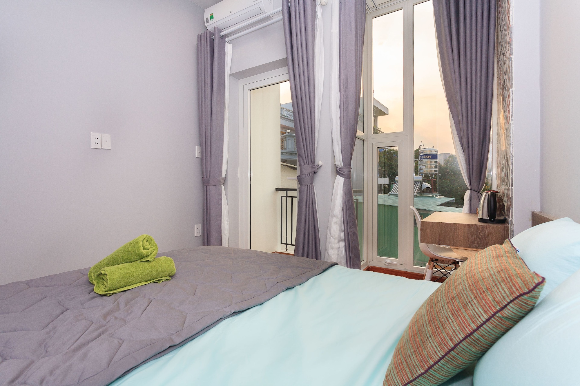 ROOM, QUEEN BED, CITY VIEW