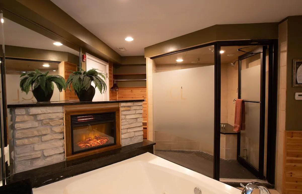 The Champagne Lodge Luxury Suites 7/25