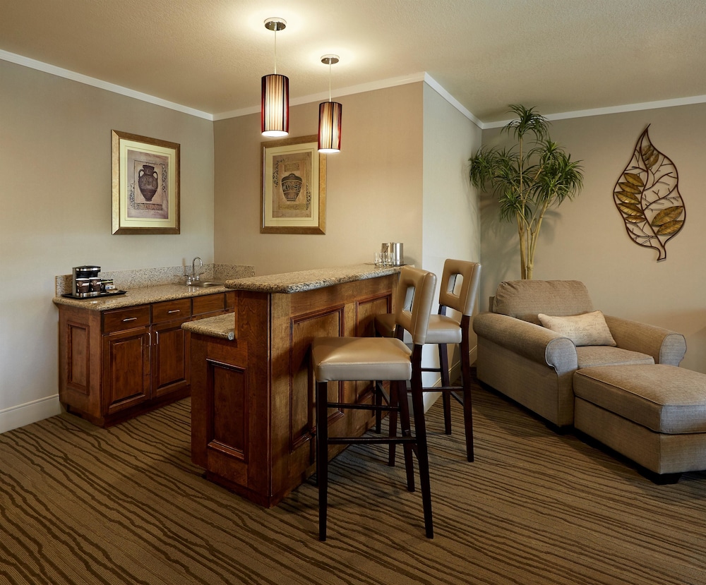 Doubletree By Hilton Claremont 30/58
