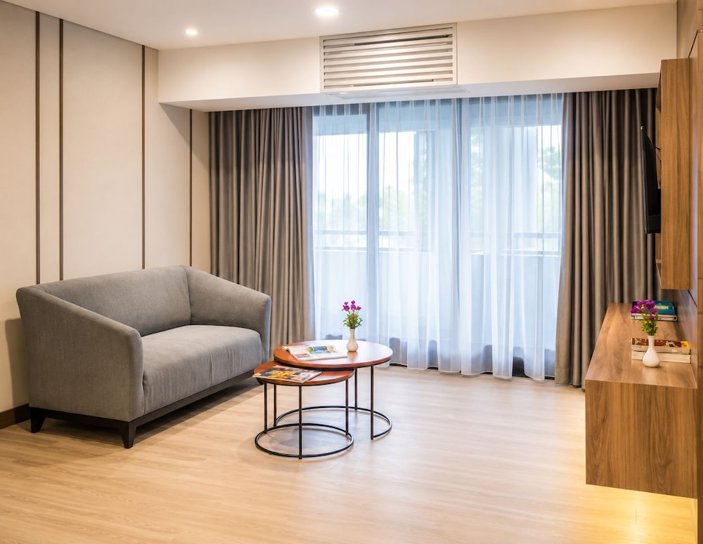 Grand Tropic Suites Jakarta 44/64